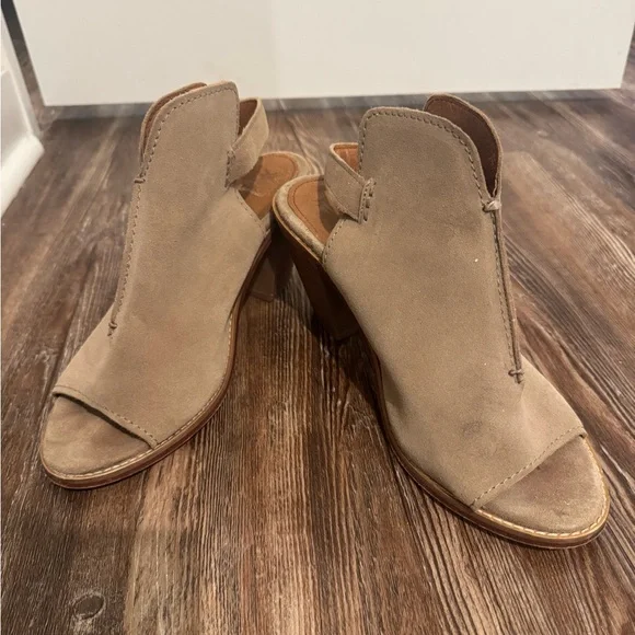 Stylish Tan Women's Heeled Sandals Frye - Picture 2 of 6